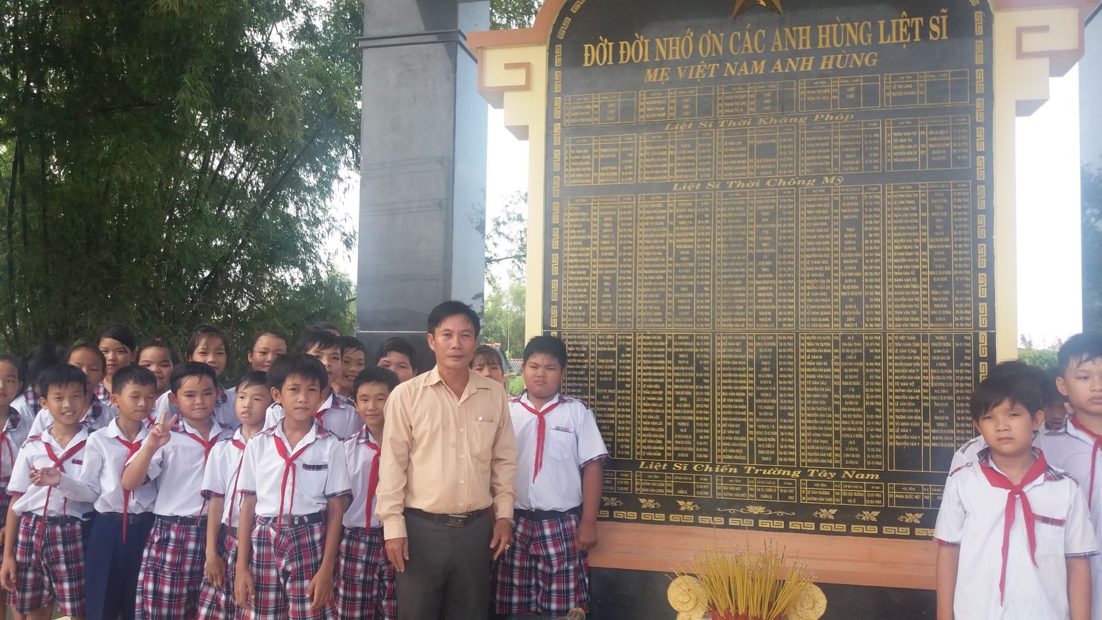 Tổ chức cho học sinh đi thăm viếng bia tưởng niệm tại xã Đông Thạnh